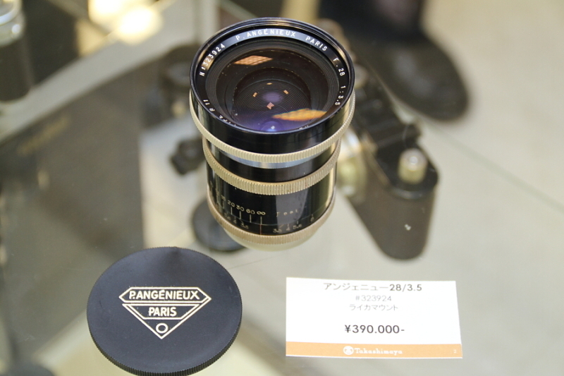 ライカLマウントのアンジェニュー28mm F3.5（Type R11）。画角に対し、望遠レンズのような長い鏡筒が印象的なレンズだ。（オカダヤ）