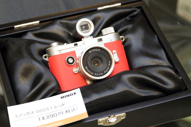 手のひらサイズのデジタルカメラ「ミノックスDCC 5.1」。レンジファインダーカメラを模したデザインがかわいい。ビューファインダーは実際に使用可能。（ケンコープロフェッショナルイメージング）