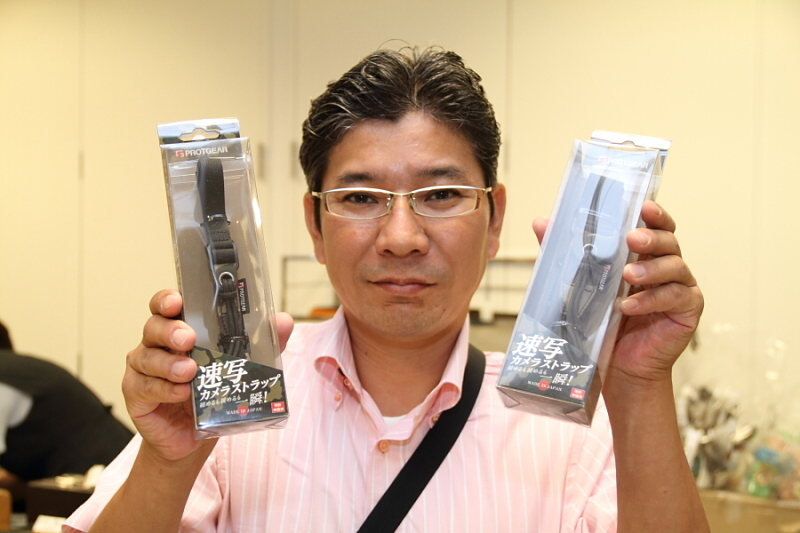 会場限定オリジナルストラップ。瞬時にストラップの長さを調整できるのが特徴だ。25mm幅が5,480円、15mm幅が4,980円となる（いずれも税込み）。（ビームコーポレーション）