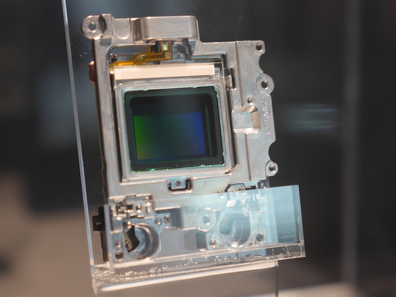 センサーユニット。2軸の手ブレ補正機構を備える