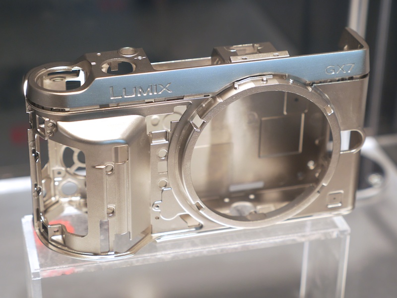 ボディはマグネシウム合金。背面やグリップも金属で覆われているのがわかる