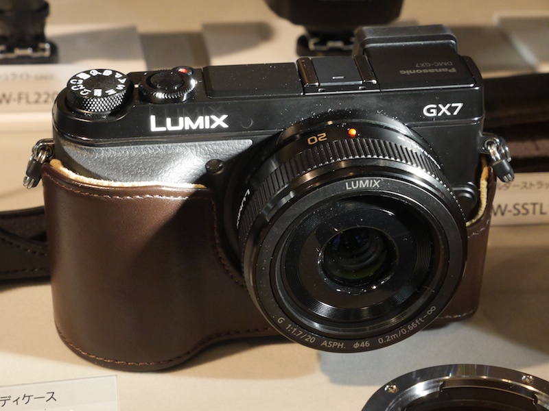 本革ボディケース「DMW-CGBX7」の装着展示もあった