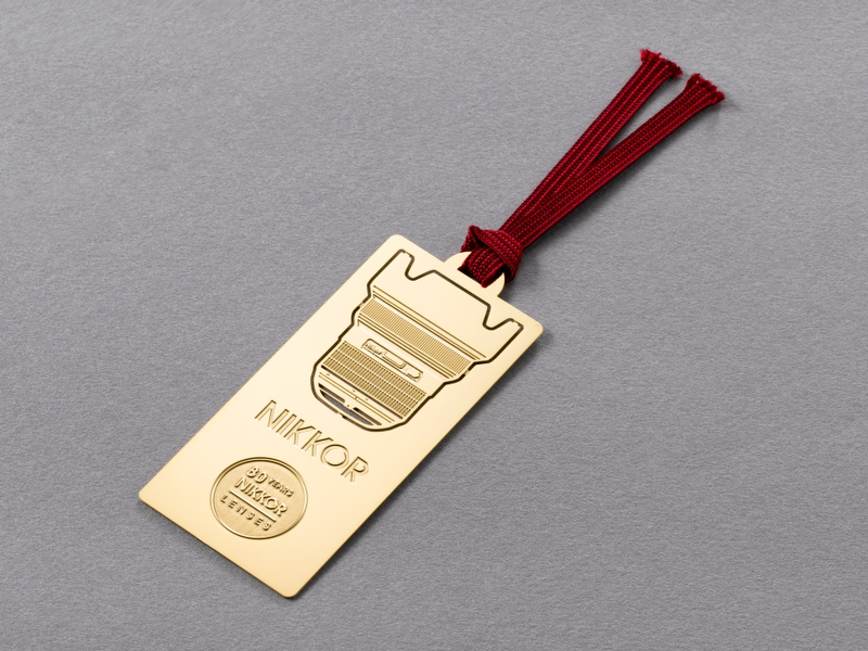 レンズと記念ロゴがエッチングされた特製ブックマーク