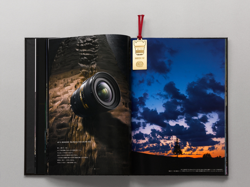 特製ブックマークを使用している例。縦横の長さは71×31mm、厚み0.4mm、重量はひもを含めて約5g