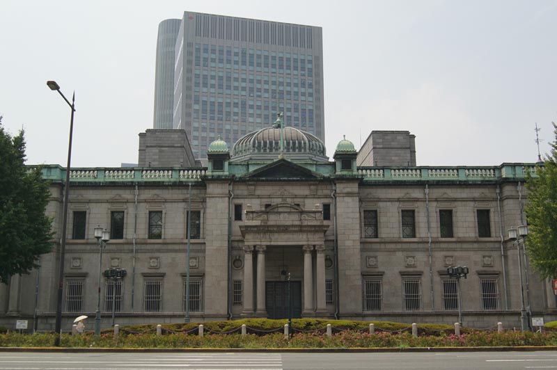 歪曲収差。左が補正前、右が補正後