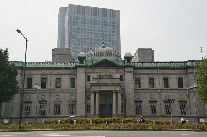 歪曲収差。左が補正前、右が補正後