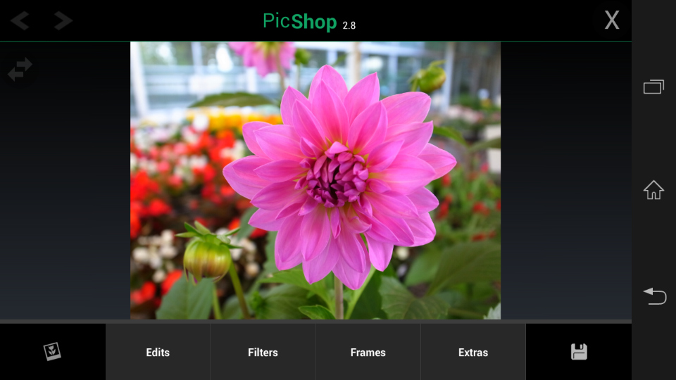 メイン画面。画面下部の「Edits」「Filters」「Frames」「Extras」をタップして編集内容を選択する