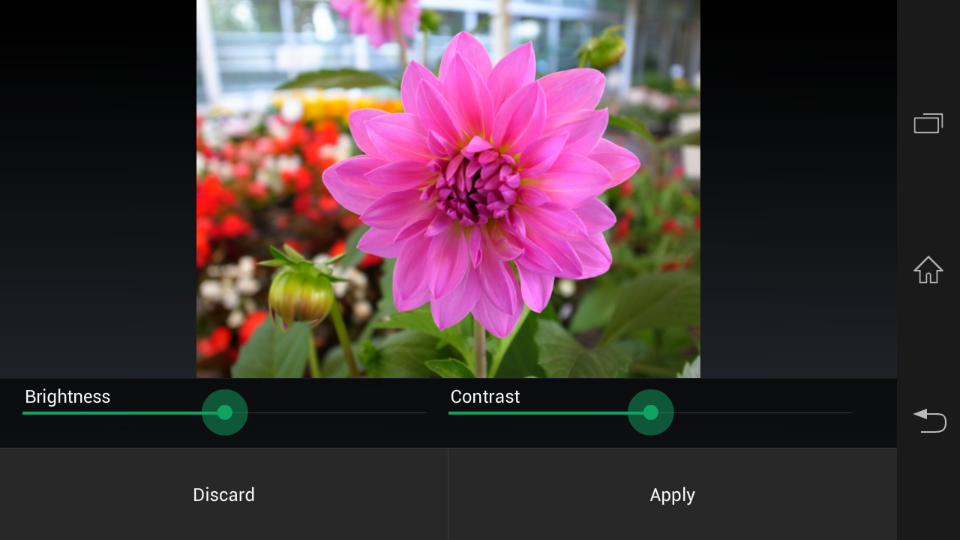 「BRIGHTNESS」では、「AUTOFIX」で選択できた「Brightness」と「Contrast」の項目をスライダーを使って微調整できる