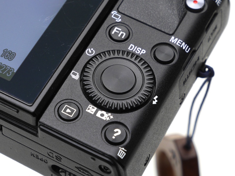 コントロールホイールとその周囲。デフォルトでは左にドライブモード、右にはフラッシュモードが割り当てられています。ホイールの左上がFnボタン。