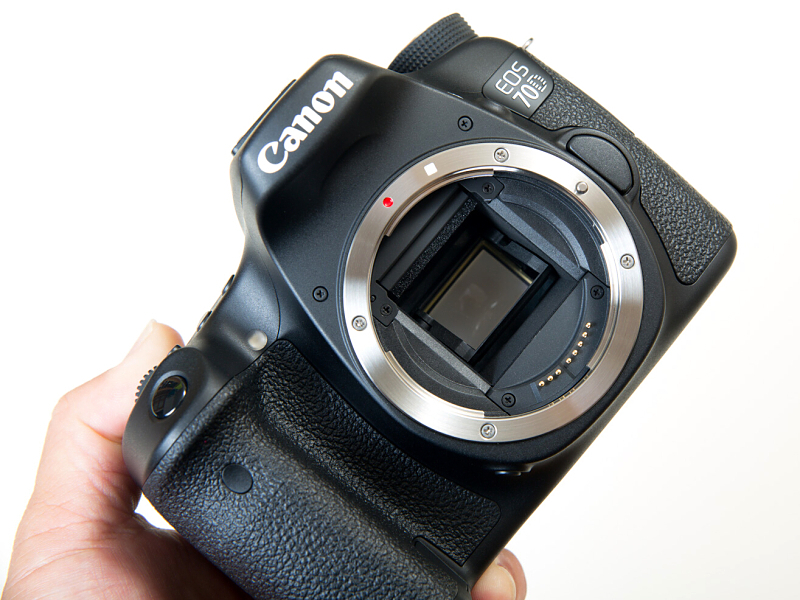 EOD 70Dボディ。APS-Cサイズのイメージセンサーを搭載。有効画素数約2,020万画素。ついに中級機である2桁シリーズEOSにも2,000万画素オーバーの時代がやってきた。