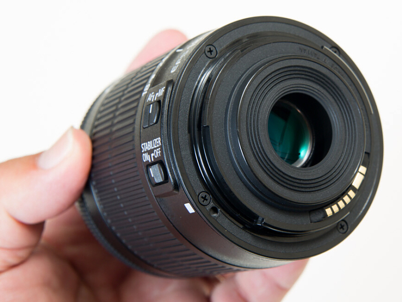 キットに付属する標準ズームレンズEF-S 18-55mm F3.5-5.6 IS STMのマウント部は樹脂製。レンズとしては廉価な製品だし強度も十分なのだろうけど、中級機に付属するレンズとしてはちょっと心もとない。もっともボディのみで購入する場合とレンズキットとして購入する価格とでは1万円程度の差でしかないのだが。