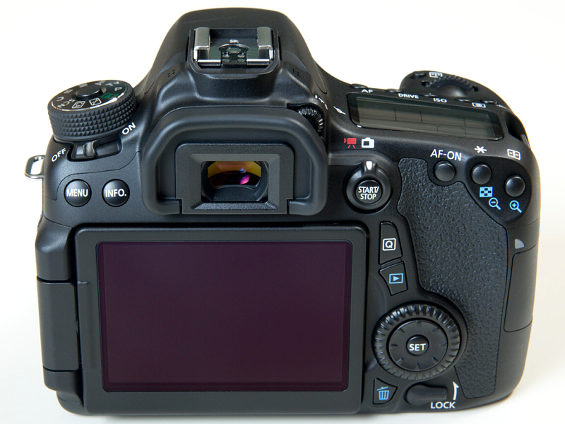 EOS 70Dの背面。搭載モニターは3型約104万ドットとEOS 60Dと同等。ボディのフォルムが若干EOS 60Dよりも大きくなり、ボタン配置がいくつか変更された。EOS 60Dとの比較画像は<a href="http://dc.watch.impress.co.jp/docs/review/pview/20130722_608345.html" class="n" target="_blank">こちら</a>で詳しく見る事ができる。