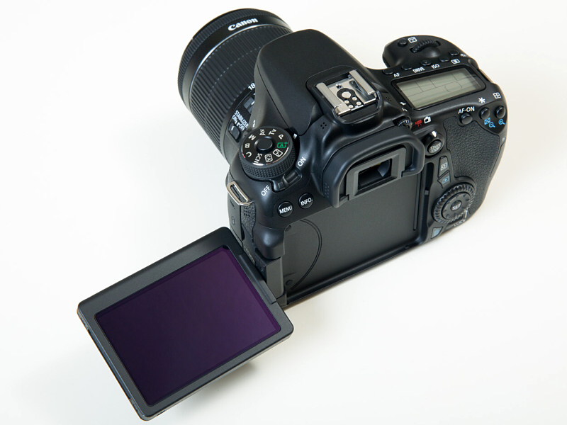 フリーアングル液晶モニターを開いたところ。タッチパネル方式を採用したことにより、画面に触れることでの操作および撮影が可能になった。