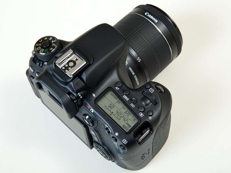 ボタン・ダイヤル類の基本レイアウトはEOS 60Dと変わらず。ただしボタンは若干であるが高くなり、より押し易く、またモードダイヤルは直線的な造形となるなど、全体的に彫りの深いくっきりと際立つデザインとなった。