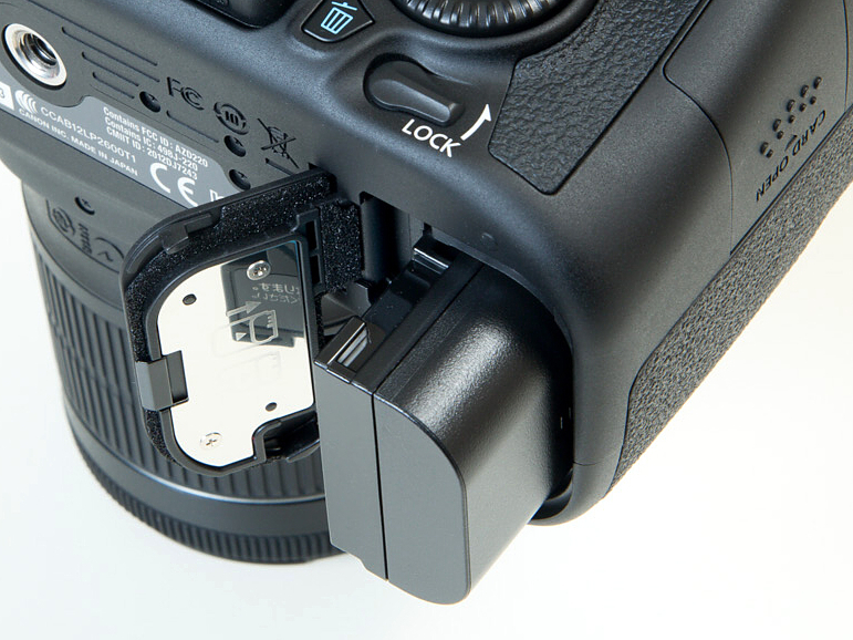 バッテリーはLP-E6。EOS 60DやEOS 5D Mark IIIと共用できる。当たり前のようだが、複数の機種を併用するにはこれが結構重要な要素。そうでないと泊まりのロケ等の際には複数種類のバッテリーにバッテリーチャージャーまでも持って行かないといけないので大変である。