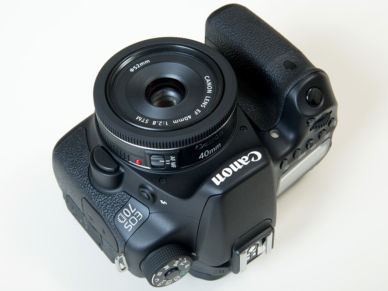 いわゆるパンケーキレンズと呼ばれるEF 40mm F2.8 STMを装着したところ。なかなかにコンパクトなカメラとなる。このレンズもSTM（ステッピングモーター）内蔵レンズなので、動画撮影時などでも駆動音が小さくて済む。