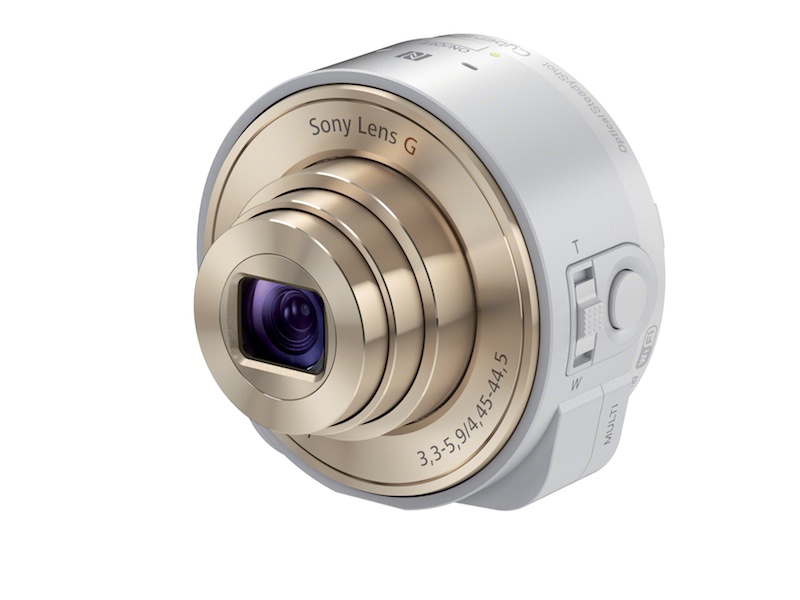 対象カメラのうち“レンズ型デジカメ”こと「Cyber-shot DSC-QX100」（左）と「Cyber-shot DSC-QX10」（右）は、スマートフォンと組み合わせて使うことを前提としている。