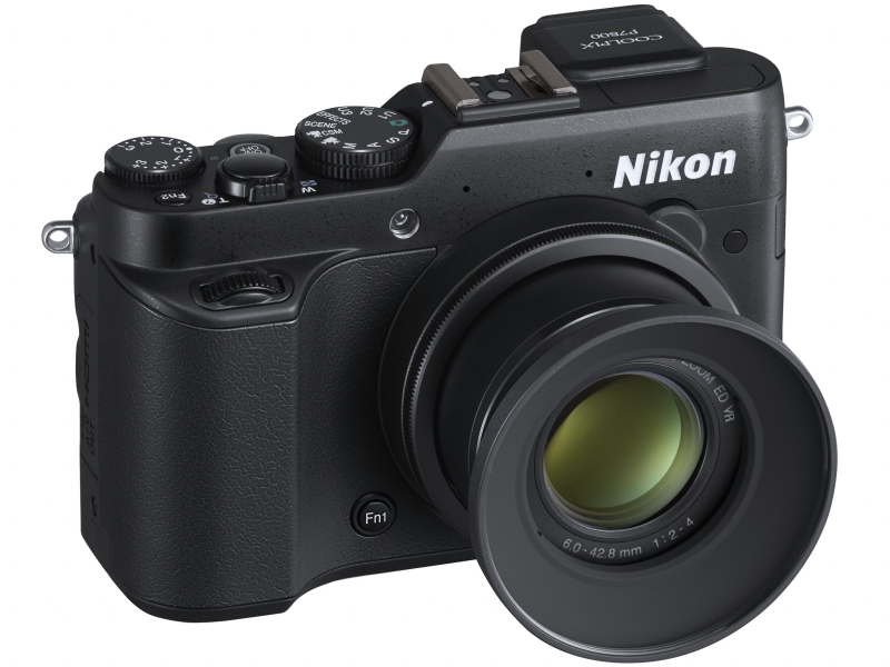 オプションのレンズフード「HN-CP17」（P7700と共通）の装着例