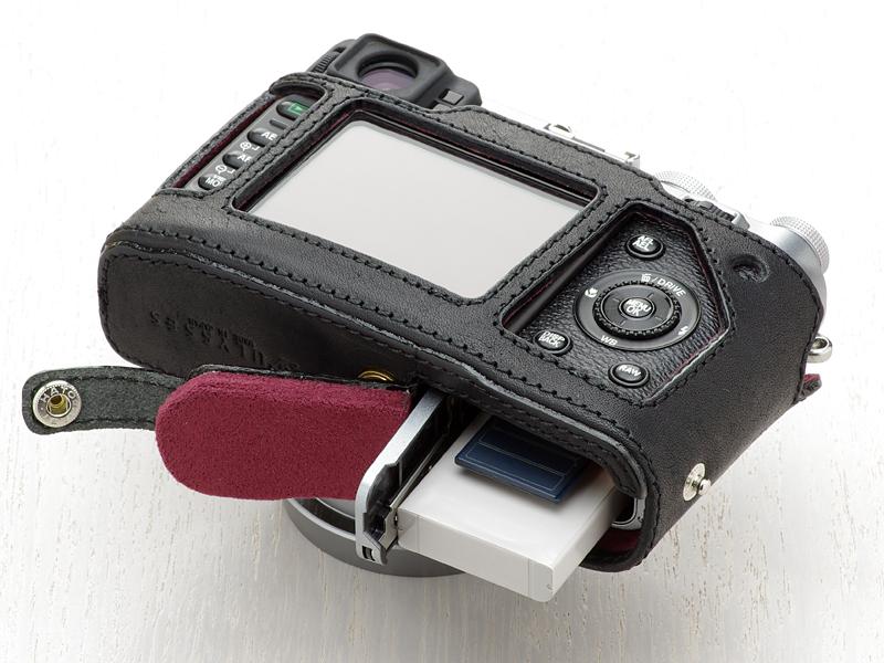 フリップカバー採用により、装着したまま底部スロットにアクセス可能