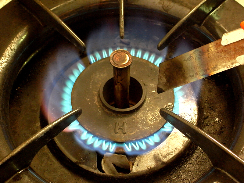 次にレンズマウントの製作だが、まずカッターナイフの刃をコンロで熱する。これがいわゆる「ヒートナイフ」で、機動戦士ガンダムに出てきたジオン軍のモビルスーツもこの手の兵器を装備していた(笑)。