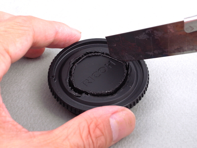 ヒートナイフでジュワッと溶かしながら、GXR MOUNT A12に付属のレンズキャップに穴を開ける。ヒートナイフはすぐ冷えるので、また熱して溶かして切る、という作業を何度か繰り返す。ちょっと野蛮な手法だが、お手軽なのが利点。よい子は保護者と一緒に作業しよう(笑)。