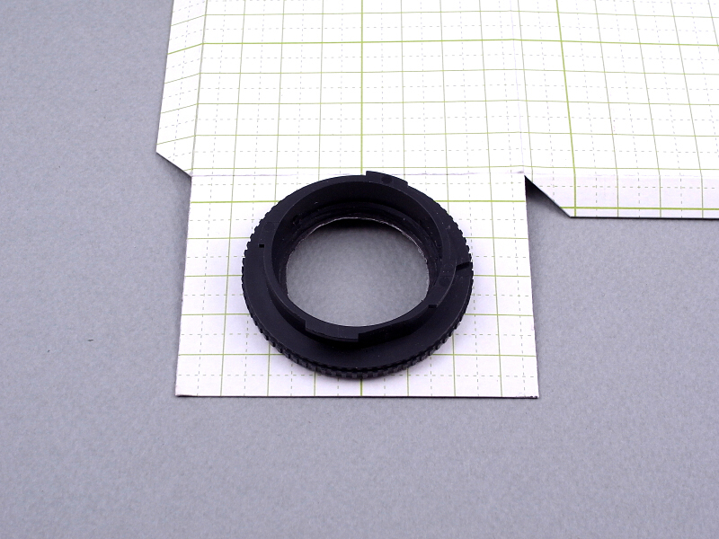 完成したレンズマウントを鏡筒内側パーツの穴に接着する。接着には両面テープを使う。