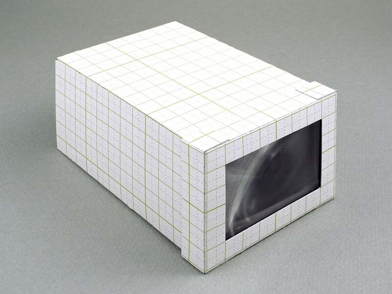 フレネルレンズを装着した鏡筒先端パーツを、鏡筒外側パーツに接着する。