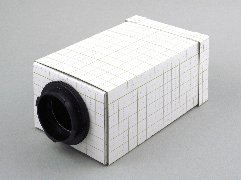 鏡筒内側パーツを、鏡筒外側パーツに接着せずに差し込む。これでレンズが完成する。