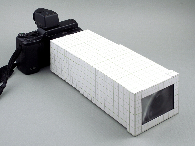 ピント合わせは鏡筒のスライドによって行なう。結構長く伸びるので、無限遠からマクロまでピントが合う。