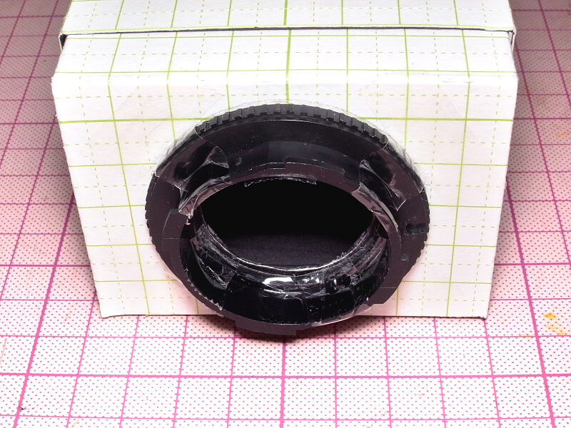 実は追加工作なのだが、撮影中にレンズマウントの接着が外れたため、セロハンテープを貼って補強した。いちおう実用になったが、もっとちゃんとした固定方もあると思うので、各自工夫して欲しい(笑)。