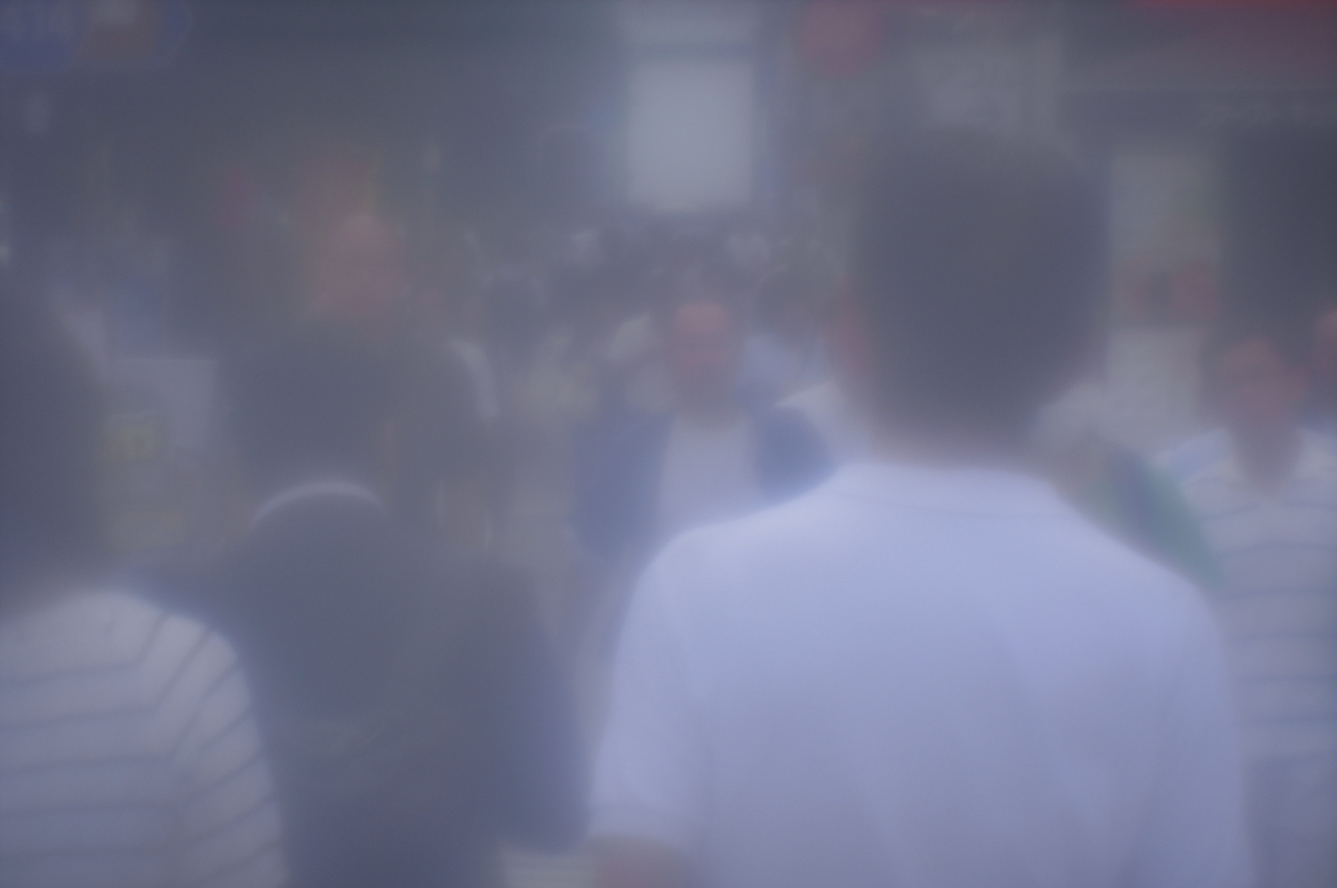 ところ変わって新宿の雑踏で人混みを撮影してみた。肖像権でとやかく言われる昨今だが、このレンズで撮ると全ての人にボカシが入るのである。