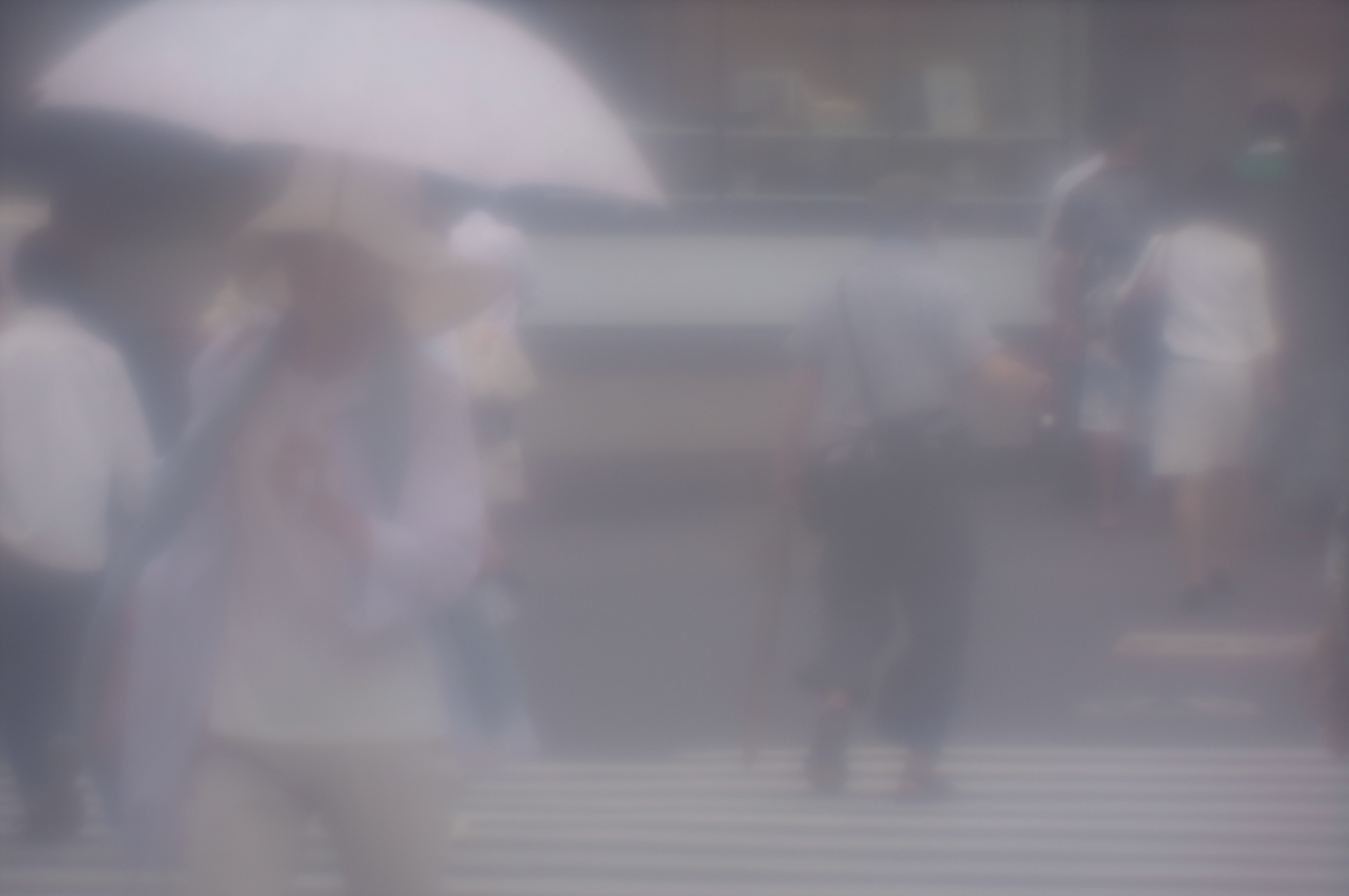 新宿の街を行き交う人びと。まぁ、真夏のうだるような暑さは表現されているような、気がしないでもない。