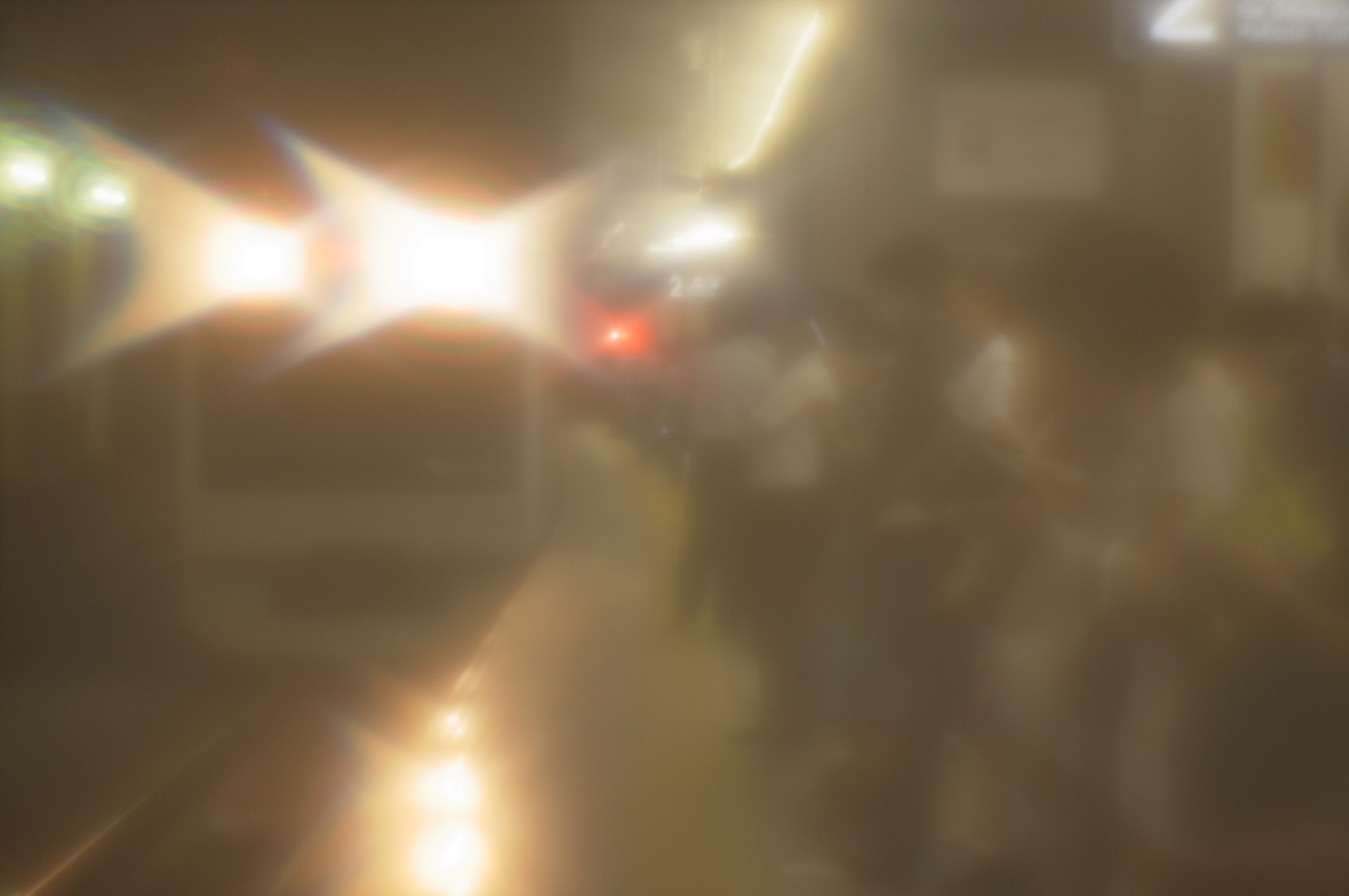 小田急線のホームに入る電車を撮ってみたが、ライトの光がかなり特徴的な形に滲んで写った。撮影が難しく被写体選びが困難なレンズだが、いろいろな可能性が考えられるだろう。