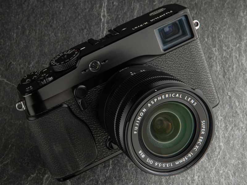 FUJIFILM X-Pro1との組み合わせ。発売は10月12日。店頭予想価格は4万円前後。