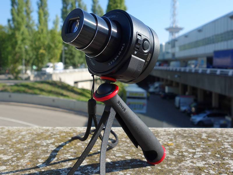 レンズスタイルカメラ「サイバーショットDSC-QX10」。脚を収納して1脚のようにも使えるスマートフォン用三脚「WOXOM SlingShot」を活用