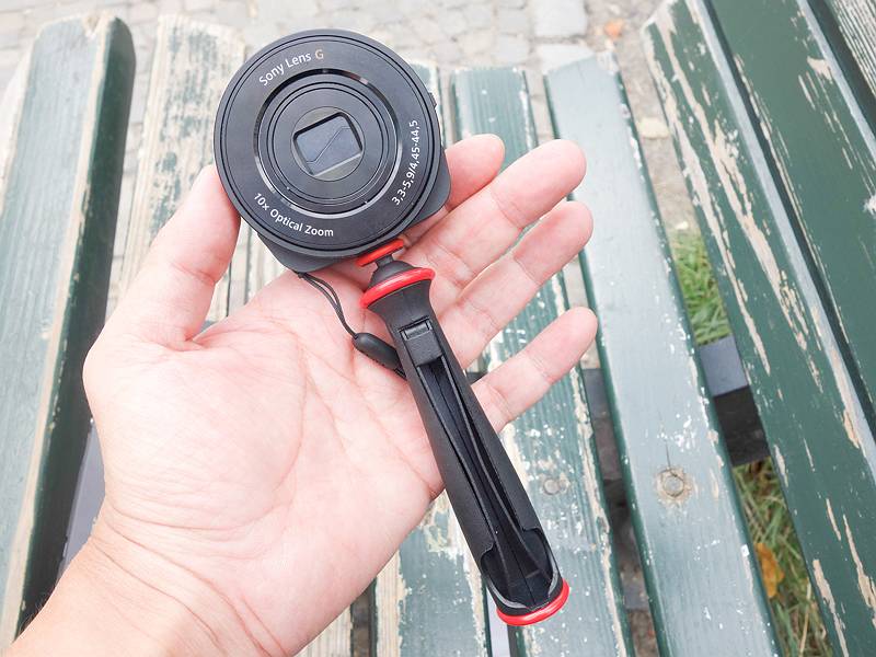 レンズスタイルカメラ「サイバーショットDSC-QX10」。脚を収納して1脚のようにも使えるスマートフォン用三脚「WOXOM SlingShot」を活用