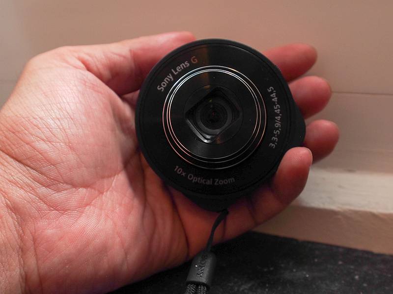 カメラは手のひらにすっぽり収まるレベル。この状態でスマートフォンに接続すれば、そのまま撮影ができる。