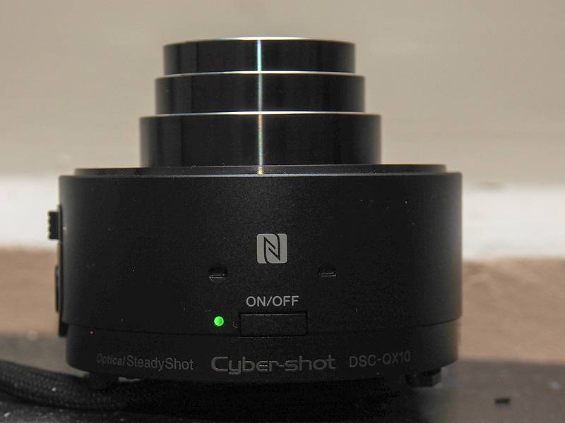 カメラの上部にあるのがNFC。ここにスマートフォンのNFC部分をタッチする。国内端末の場合はおサイフケータイマークの部分になる。