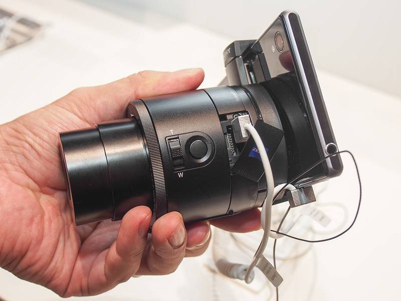 こちらはQX100の側面。構成は同じだが、QX100の方がセンサーサイズが大きいため、レンズも大きくなり、本体サイズは大きい。