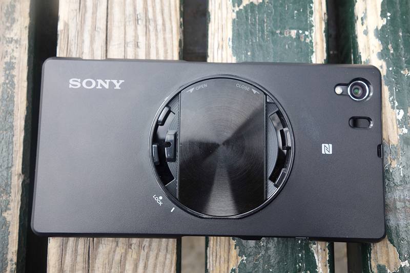 これはXperia Z1専用のケース。これならば、アダプターなしで装着が可能。