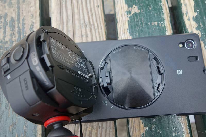 ケースを使う場合はアダプタは不要。見た目は一瞬デジカメに思えるような一体感になる。