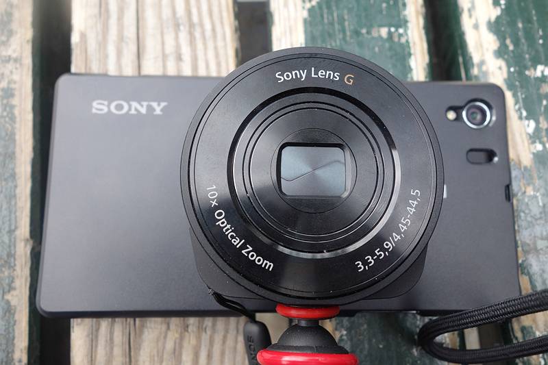 ケースを使う場合はアダプタは不要。見た目は一瞬デジカメに思えるような一体感になる。