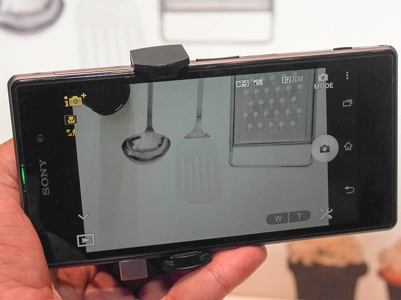 撮影画面。サイバーショットのUIに近い表示。