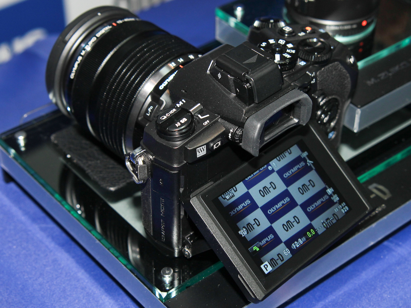 チルト式液晶モニターも搭載。