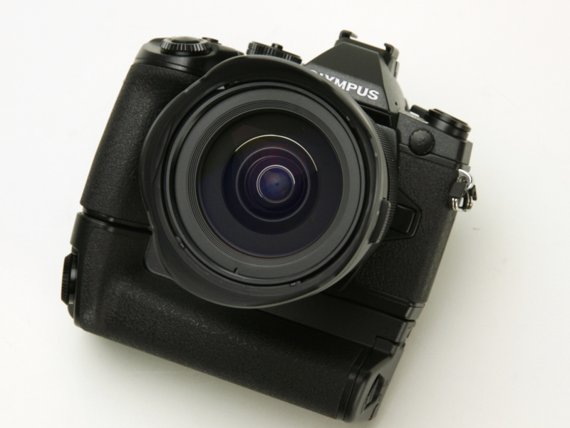 別売のパワーバッテリーホルダーHLD-7の装着例