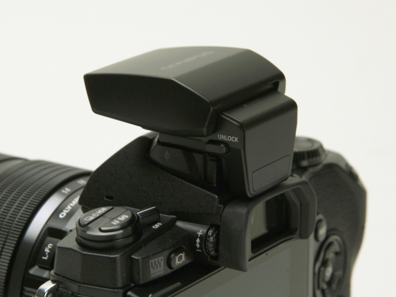 同梱のストロボを装着