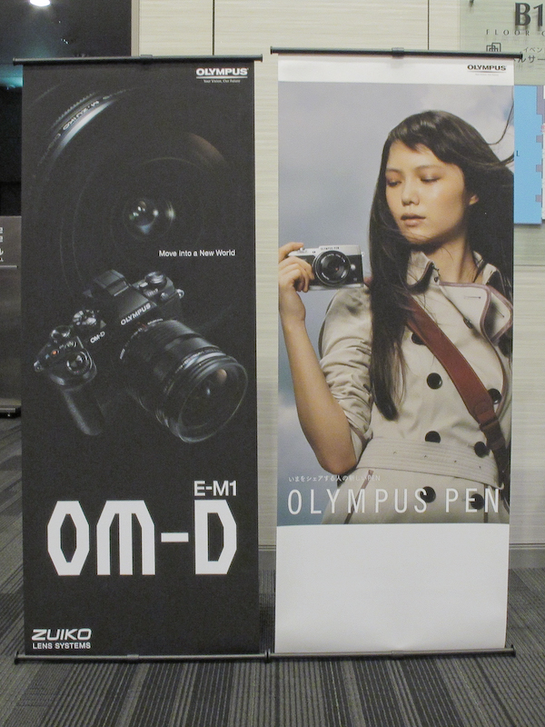 入口に掲げられたOLYMPUS OM-D E-M1ののぼり（左）。