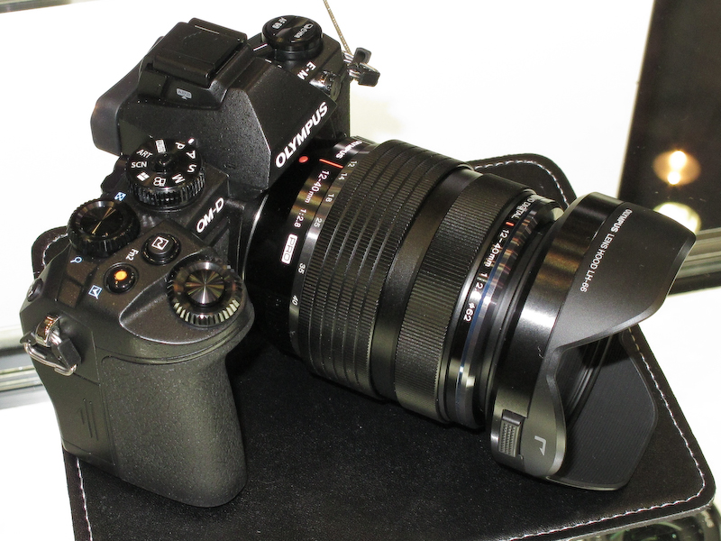 M.ZUIKO DIGITAL 12-40mm F2.8 PROを装着したE-M1。