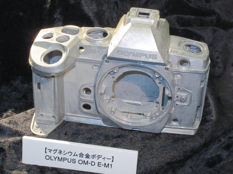 マグネシウム製の外装パーツも展示。