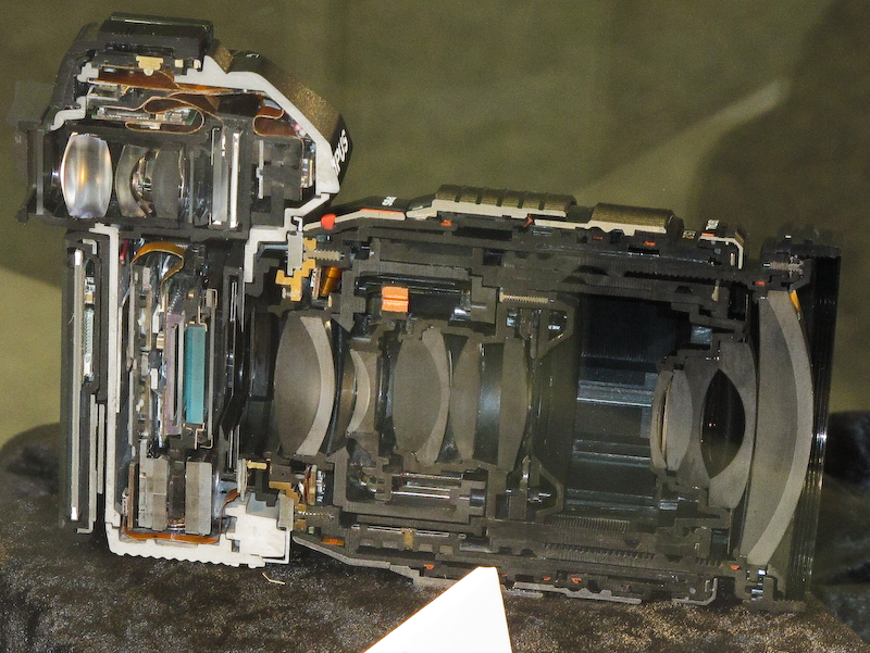 M.ZUIKO DIGITAL 12-40mm F2.8 PROを装着したE-M1のカットモデル。